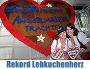 Oktoberfest 2007: Trachten Angermaier und Zuckersucht präsentierten am 30.08.2007 das größte Lebkuchenherz der Welt  (Foto: Ingrid Grossmann)